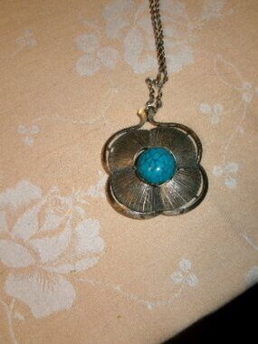 boho vtg Silver tone faux turquoise flower pendant 70s necklace